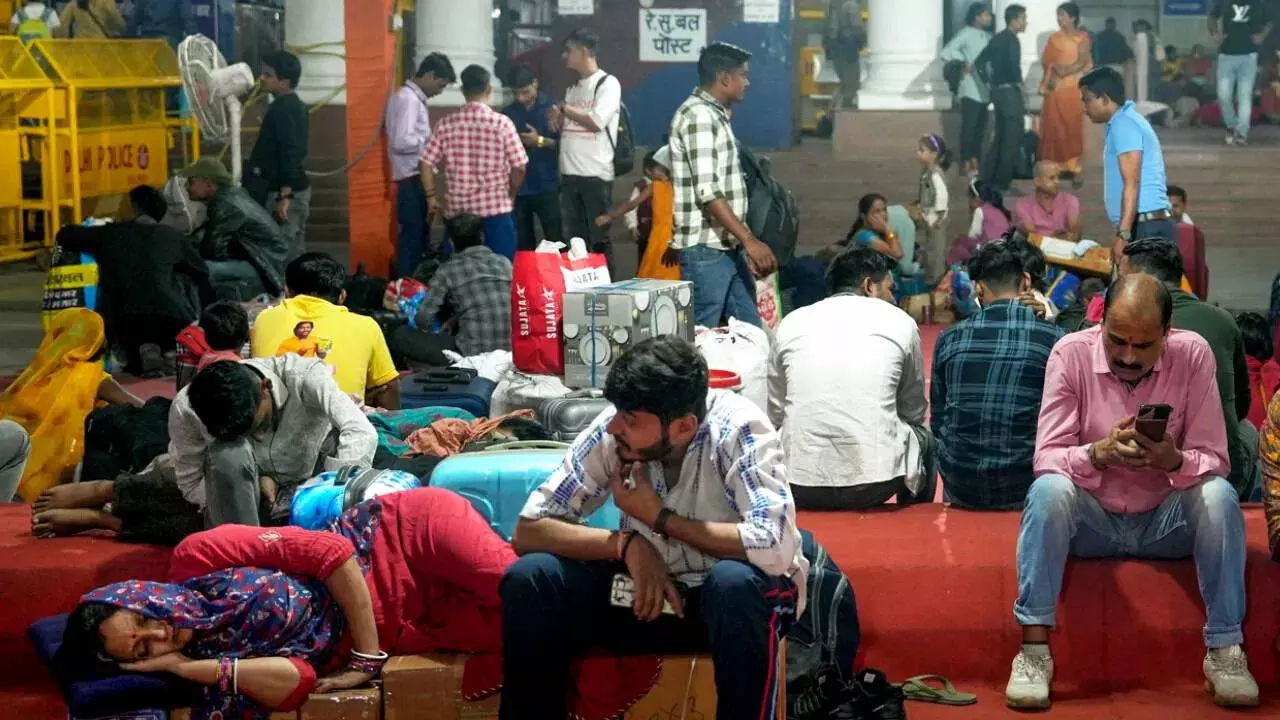 Indian Railways : రైలు ప్రయాణికులకు కొత్త రూల్స్.. లగేజ్ మోసుకెళ్లే ముందు ఈ విషయం తెలుసుకోండి! Indian Railways : రైలు ప్రయాణికులకు కొత్త రూల్స్.. లగేజ్ మోసుకెళ్లే ముందు ఈ విషయం తెలుసుకోండి!