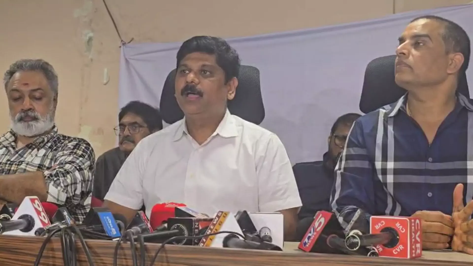 Telugu Film Industry : ప్రభుత్వ జోక్యంతో ముగిసిన ఫిల్మ్ ఫెడరేషన్ సమ్మె Telugu Film Industry : ప్రభుత్వ జోక్యంతో ముగిసిన ఫిల్మ్ ఫెడరేషన్ సమ్మె