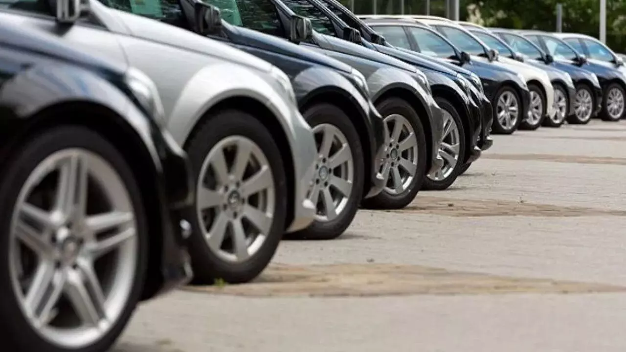 GST Car sale: జీఎస్టీ తగ్గింపు కోసం జనం ఎదురుచూపులు.. పండుగ సీజన్లోనూ కారు బుక్ చేసుకోవట్లేదు! GST Car sale: జీఎస్టీ తగ్గింపు కోసం జనం ఎదురుచూపులు.. పండుగ సీజన్లోనూ కారు బుక్ చేసుకోవట్లేదు!
