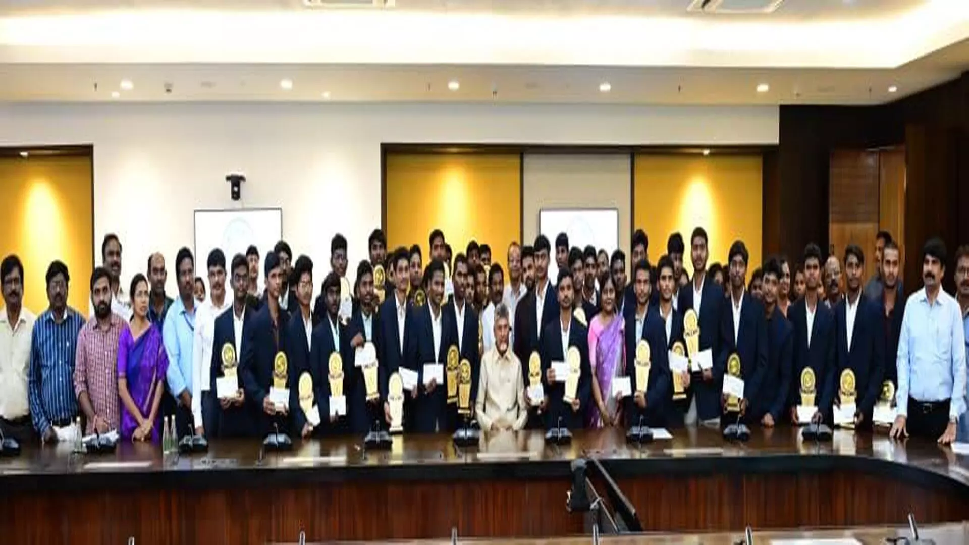 Chandrababu Naidu : ప్రతిభ చూపిన ఎస్సీ, ఎస్టీ రెసిడెన్షియల్ విద్యార్ధులు Chandrababu Naidu : ప్రతిభ చూపిన ఎస్సీ, ఎస్టీ రెసిడెన్షియల్ విద్యార్ధులు