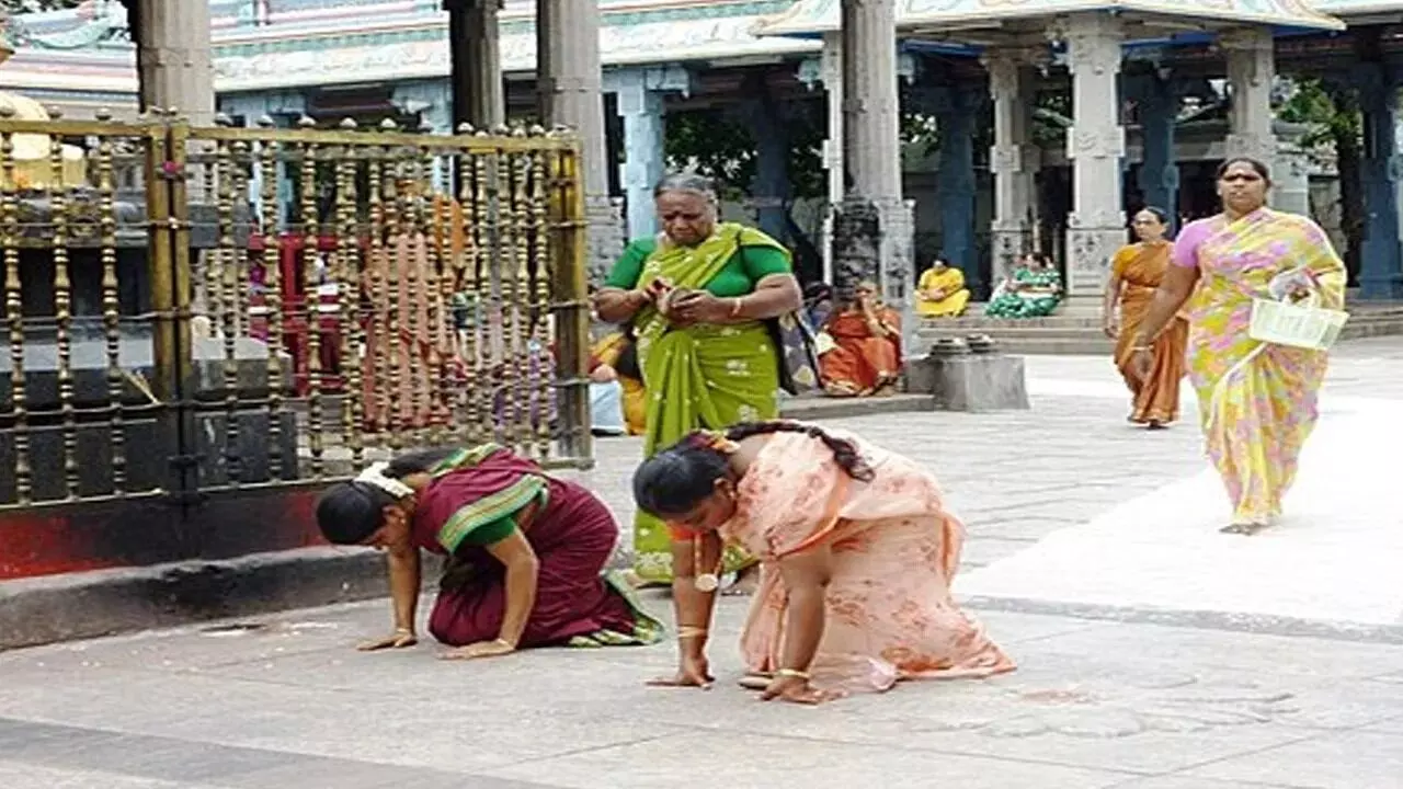 Sashtanga Namaskaram: స్త్రీలు సాష్టాంగ నమస్కారం ఎందుకు చేయకూడదంటే? Sashtanga Namaskaram: స్త్రీలు సాష్టాంగ నమస్కారం ఎందుకు చేయకూడదంటే?