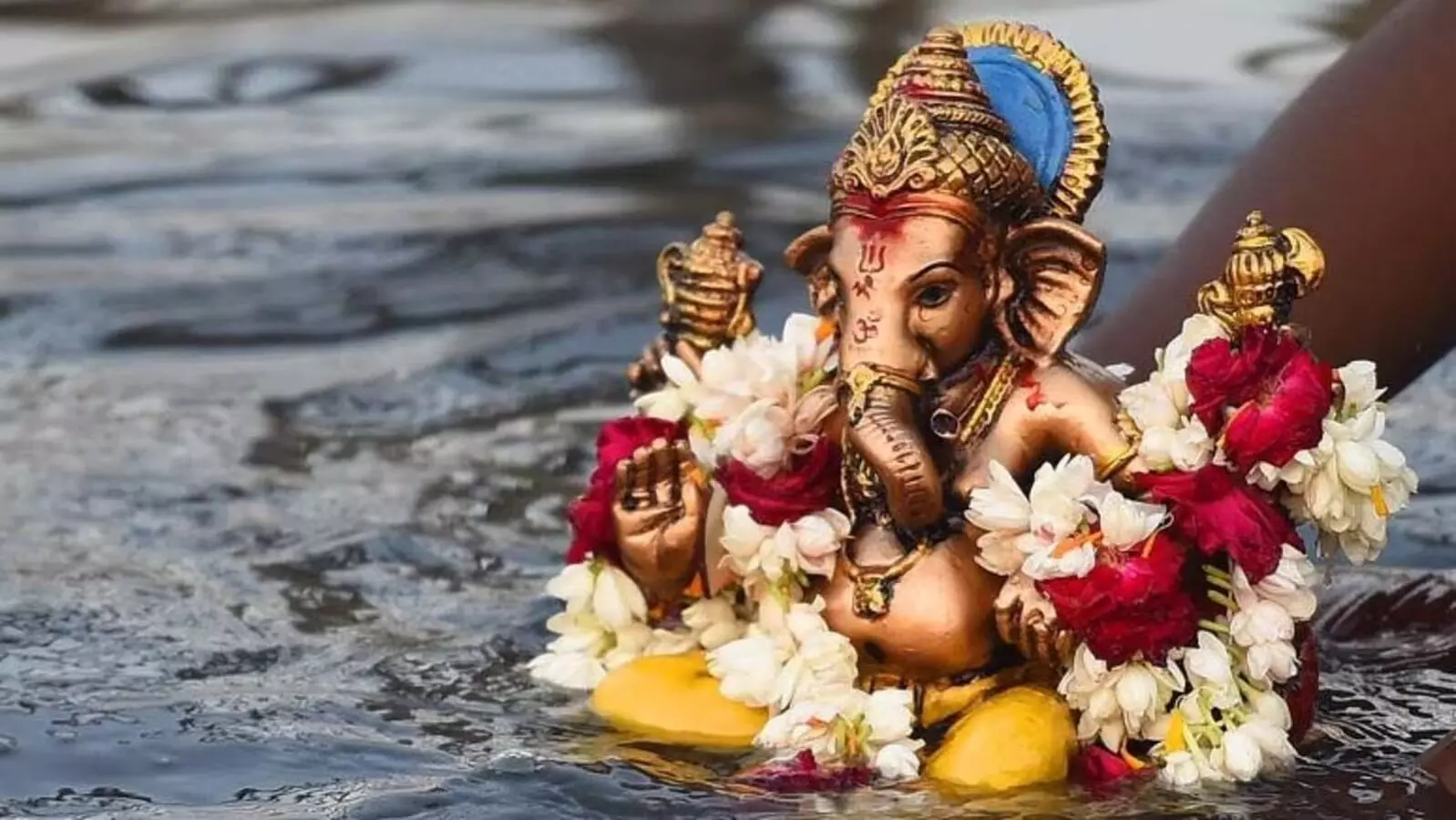 Lord Ganesha: వినాయకుడి విగ్రహాన్ని ఎందుకు నీటిలో నిమజ్జనం చేస్తారు? Lord Ganesha: వినాయకుడి విగ్రహాన్ని ఎందుకు నీటిలో నిమజ్జనం చేస్తారు?