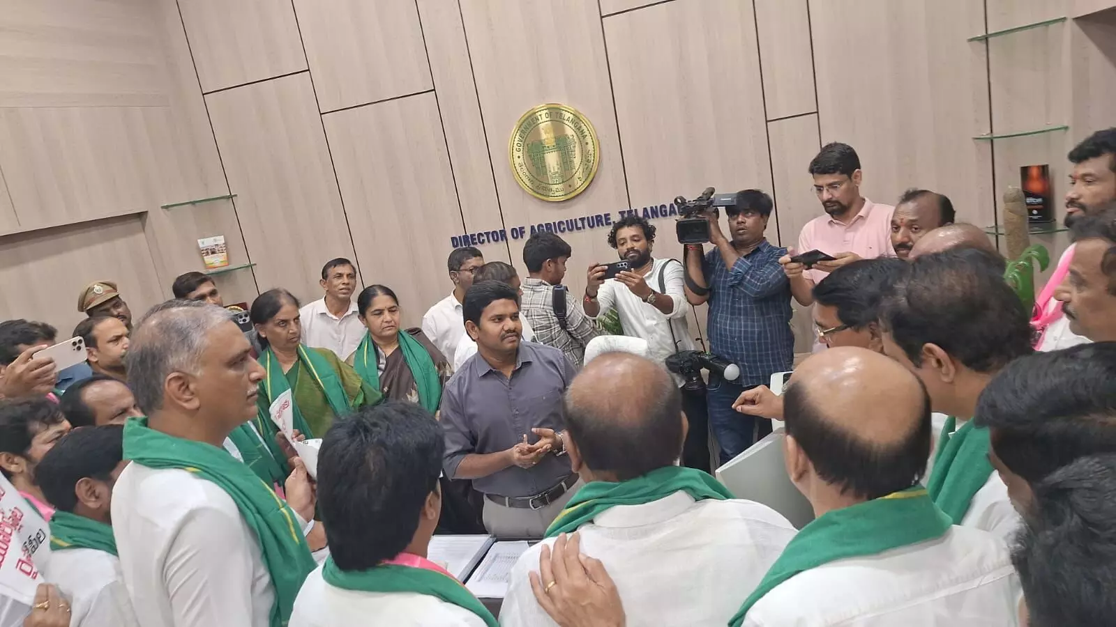 BRS MLA Harish Rao : యూరియా అడిగినందుకు రైతు చెంపపై కొడతారా-హరీష్ రావు BRS MLA Harish Rao : యూరియా అడిగినందుకు రైతు చెంపపై కొడతారా-హరీష్ రావు