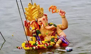 Ganesh Immersion: చంద్రగ్రహణం నేపథ్యంలో గణేశ నిమజ్జనంపై పండితులు ఏమంటున్నారంటే..?