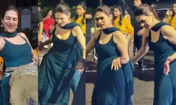Shraddha Das : గణేశ్ నిమజ్జన వేడుకల్లో.. తీన్మార్ స్టెప్పులేసిన శ్రద్ధాదాస్ Shraddha Das : గణేశ్ నిమజ్జన వేడుకల్లో.. తీన్మార్ స్టెప్పులేసిన శ్రద్ధాదాస్