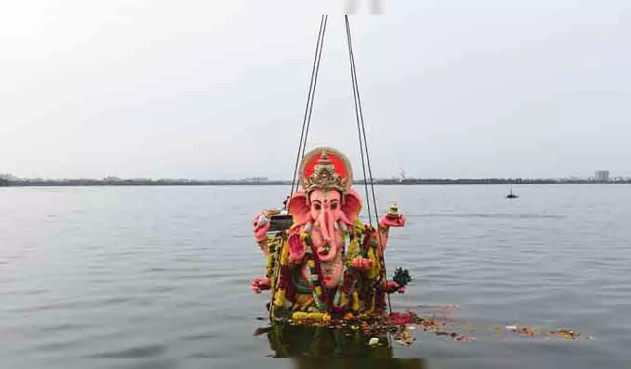 Ganesh Immersion: హైదరాబాద్లో వినాయక నిమజ్జనానికి కట్టుదిట్టమైన ఏర్పాట్లు Ganesh Immersion: హైదరాబాద్లో వినాయక నిమజ్జనానికి కట్టుదిట్టమైన ఏర్పాట్లు