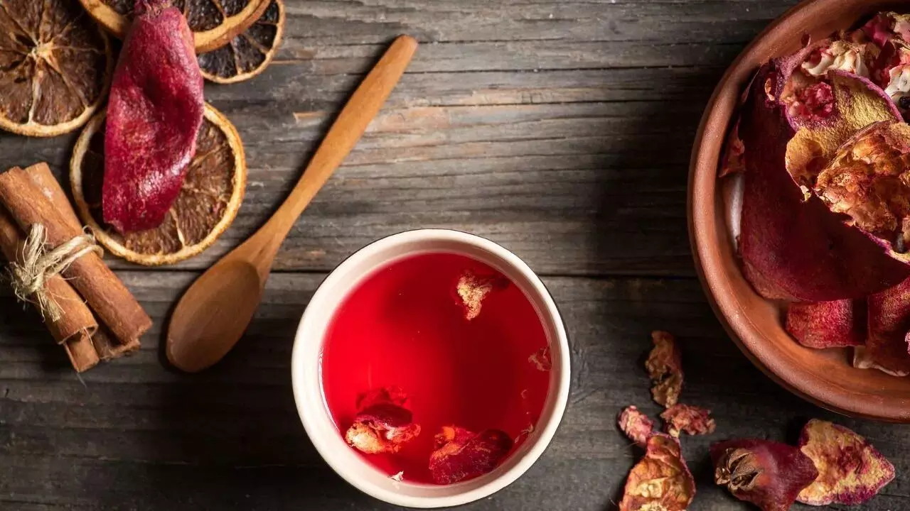 Pomegranate Peel Tea: దానిమ్మ తొక్క టీ తో జీర్ణ సమస్యలకు చెక్.. ఎలా తయారు చేయాలంటే..? Pomegranate Peel Tea: దానిమ్మ తొక్క టీ తో జీర్ణ సమస్యలకు చెక్.. ఎలా తయారు చేయాలంటే..?