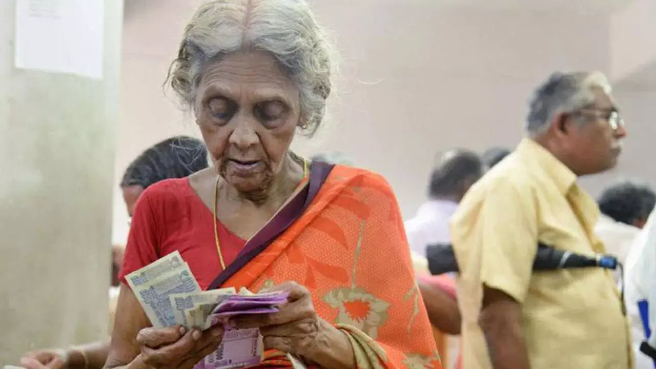 Fixed Deposits : పెద్దలకు బంపర్ ఆఫర్.. ఈ బ్యాంకుల్లో ఫిక్స్డ్ డిపాజిట్ చేస్తే భారీ వడ్డీ Fixed Deposits : పెద్దలకు బంపర్ ఆఫర్.. ఈ బ్యాంకుల్లో ఫిక్స్డ్ డిపాజిట్ చేస్తే భారీ వడ్డీ