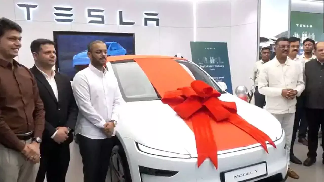 Tesla : భారత్లో మొదటి టెస్లా మోడల్ వై కార్ను కొన్నది ఎవరో తెలుసా? ఈ కారు ప్రత్యేకత ఏమిటంటే! Tesla : భారత్లో మొదటి టెస్లా మోడల్ వై కార్ను కొన్నది ఎవరో తెలుసా? ఈ కారు ప్రత్యేకత ఏమిటంటే!
