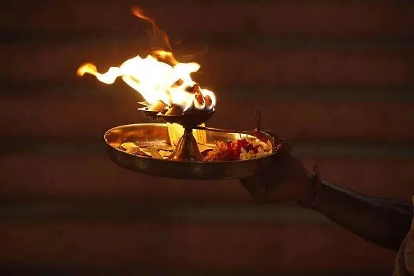 Aarti Flame: హారతిని కళ్ళకు ఎందుకు అద్దుకోవాలి Aarti Flame: హారతిని కళ్ళకు ఎందుకు అద్దుకోవాలి