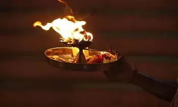 Aarti Flame: హారతిని కళ్ళకు ఎందుకు అద్దుకోవాలి
