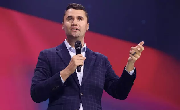 Charlie Kirk : భారతీయులకు వీసాలు ఇవ్వొద్దన్న చార్లీ కిర్క్.. అతను ఎవరు? Charlie Kirk : భారతీయులకు వీసాలు ఇవ్వొద్దన్న చార్లీ కిర్క్.. అతను ఎవరు?