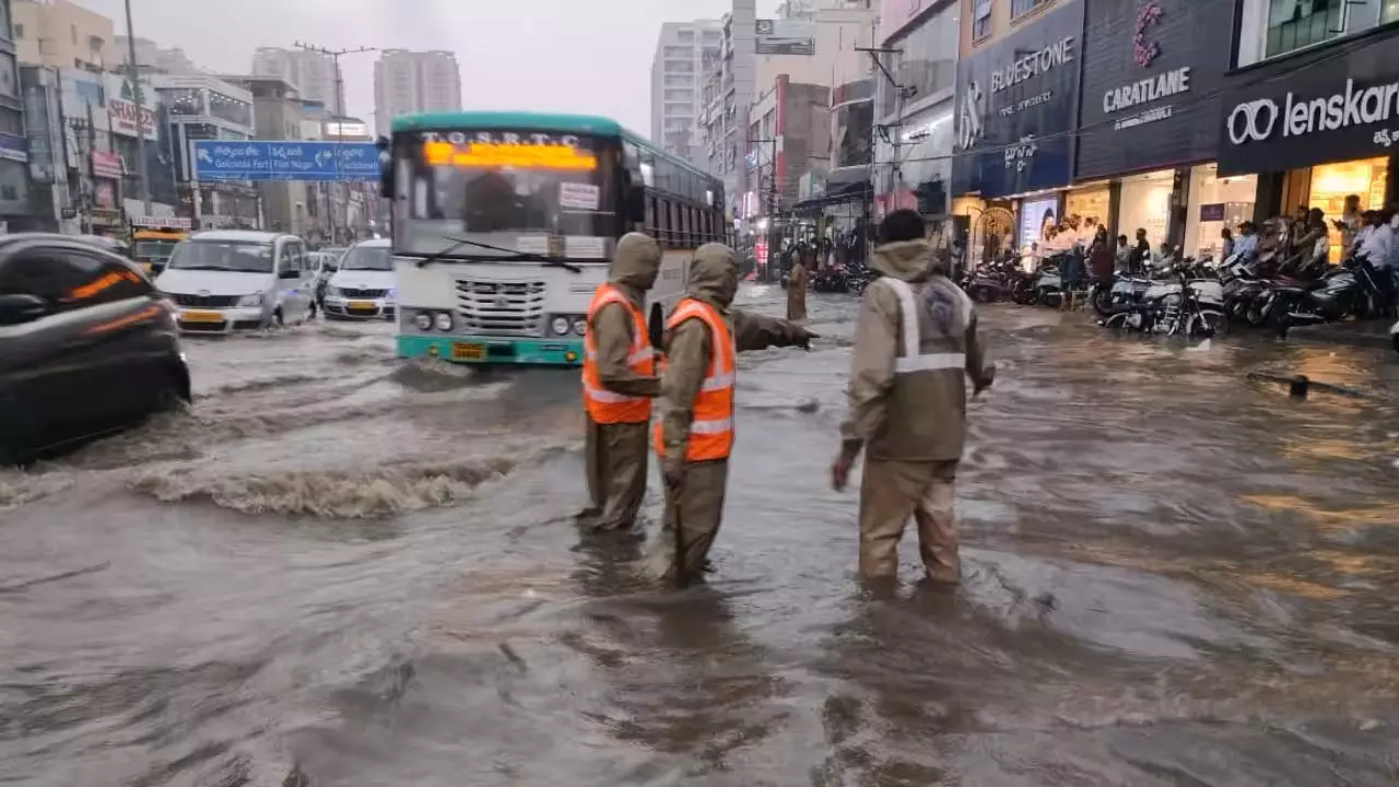 Hyderabad: హైదరాబాద్ అంచుల్లో కుండపోత వర్షం.. రహదారులన్నీ జలమయం Hyderabad: హైదరాబాద్ అంచుల్లో కుండపోత వర్షం.. రహదారులన్నీ జలమయం