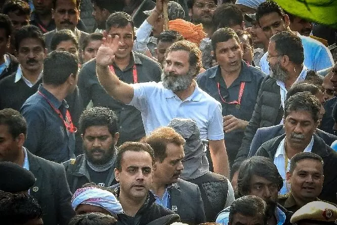 CRPF Issues Notice to Rahul Gandhi: భద్రతా నియమాలు ఉల్లంఘించిన రాహుల్ గాంధీపై సీఆర్పీఎఫ్ నోటీసు CRPF Issues Notice to Rahul Gandhi: భద్రతా నియమాలు ఉల్లంఘించిన రాహుల్ గాంధీపై సీఆర్పీఎఫ్ నోటీసు