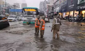 Hyderabad: హైదరాబాద్ అంచుల్లో కుండపోత వర్షం.. రహదారులన్నీ జలమయం Hyderabad: హైదరాబాద్ అంచుల్లో కుండపోత వర్షం.. రహదారులన్నీ జలమయం