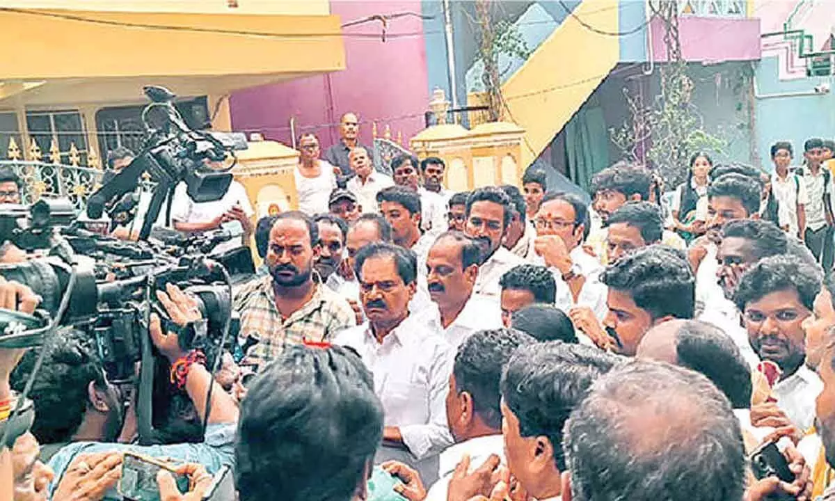 Liquor Scam: లిక్కర్ స్కాంలో నారాయణ స్వామికి ఉచ్చు.. మొబైల్ను ఎఫ్ఎస్ఎల్కు పంపిన ఏసీబీ కోర్టు Liquor Scam: లిక్కర్ స్కాంలో నారాయణ స్వామికి ఉచ్చు.. మొబైల్ను ఎఫ్ఎస్ఎల్కు పంపిన ఏసీబీ కోర్టు
