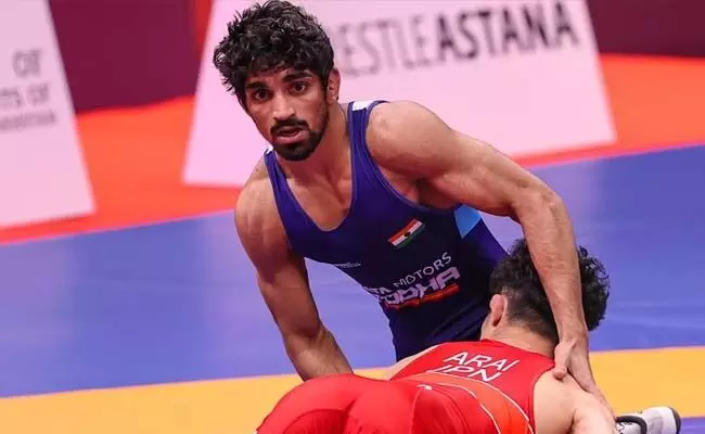 World Wrestling Championships 2025: అధిక బరువు ఎఫెక్ట్.. వరల్డ్ చాంపియన్షిప్ నుంచి ఇండియా రెజ్లర్ఔట్ World Wrestling Championships 2025: అధిక బరువు ఎఫెక్ట్.. వరల్డ్ చాంపియన్షిప్ నుంచి ఇండియా రెజ్లర్ఔట్