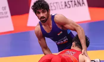 World Wrestling Championships 2025: అధిక బరువు ఎఫెక్ట్.. వరల్డ్ చాంపియన్షిప్ నుంచి ఇండియా రెజ్లర్ఔట్ World Wrestling Championships 2025: అధిక బరువు ఎఫెక్ట్.. వరల్డ్ చాంపియన్షిప్ నుంచి ఇండియా రెజ్లర్ఔట్