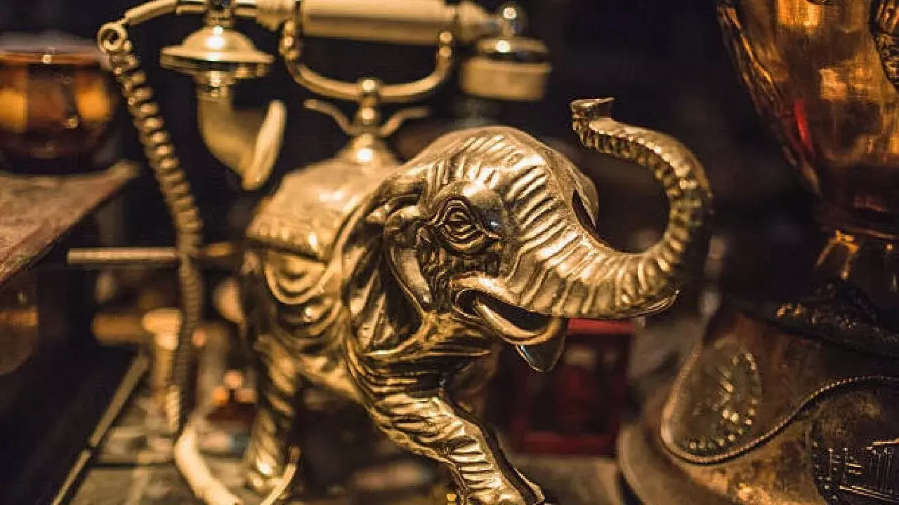 Placing an Elephant Idol: ఇంట్లో ఈ దిశలో ఏనుగు విగ్రహం పెడితే మీ అదృష్టం మారిపోతుంది! Placing an Elephant Idol: ఇంట్లో ఈ దిశలో ఏనుగు విగ్రహం పెడితే మీ అదృష్టం మారిపోతుంది!