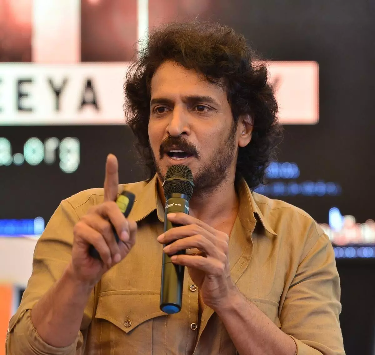 Actor Upendra: సైబర్ నేరగాళ్ల ఉచ్చులో ఉపేంద్ర దంపతులు.. Actor Upendra: సైబర్ నేరగాళ్ల ఉచ్చులో ఉపేంద్ర దంపతులు..