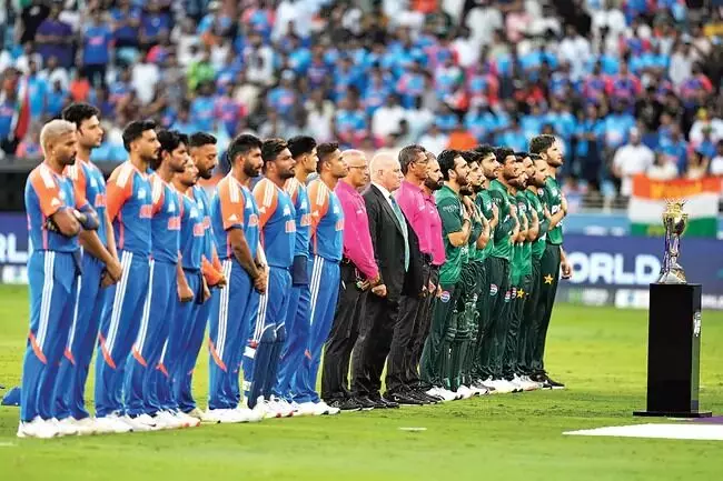 Asia Cup Handshake Controversy: ఆసియా కప్ షేక్ హ్యాండ్ వివాదం.. రిఫరీని తొలగించాలని పాక్ డిమాండ్ Asia Cup Handshake Controversy: ఆసియా కప్ షేక్ హ్యాండ్ వివాదం.. రిఫరీని తొలగించాలని పాక్ డిమాండ్