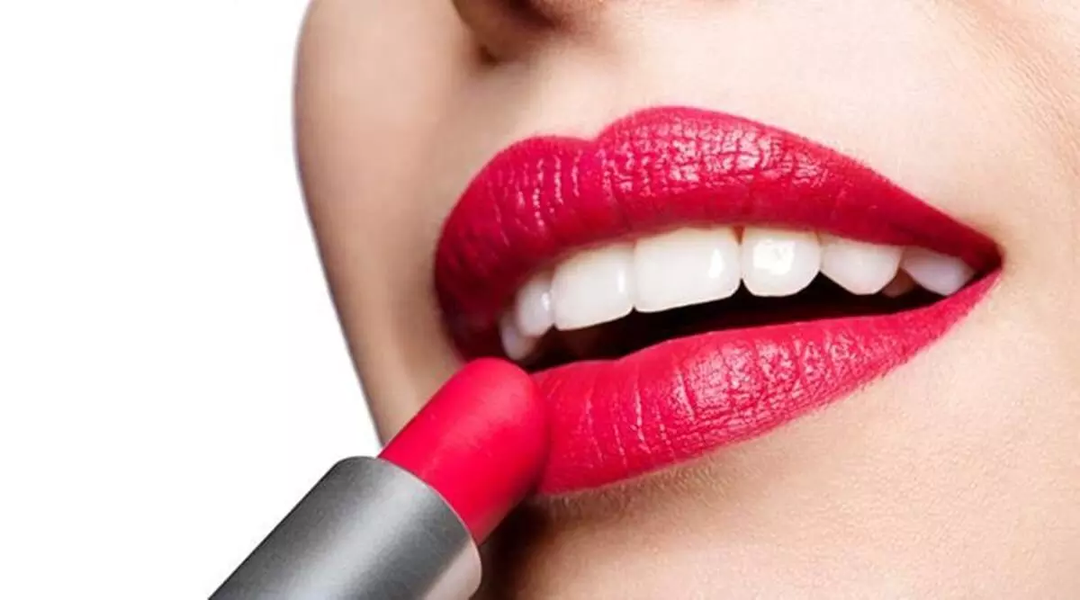Lipstick : అమ్మాయిలు రోజూ లిఫ్ స్టిక్ పెడుతున్నారా.?? Lipstick : అమ్మాయిలు రోజూ లిఫ్ స్టిక్ పెడుతున్నారా.??