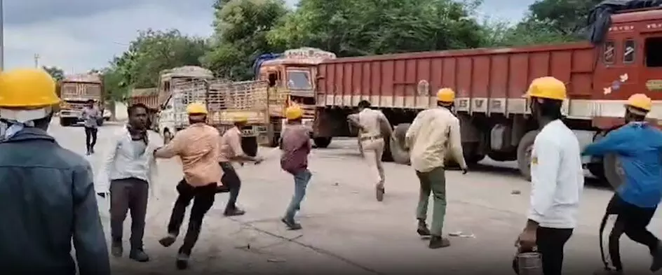 Deccan Cement Factory: పాలకవీడు డెక్కన్ సిమెంట్ ఫ్యాక్టరీ వద్ద ఉద్రిక్తతలు.. ఎస్సై, కానిస్టేబుళ్లకు తీవ్ర గాయాలు! Deccan Cement Factory: పాలకవీడు డెక్కన్ సిమెంట్ ఫ్యాక్టరీ వద్ద ఉద్రిక్తతలు.. ఎస్సై, కానిస్టేబుళ్లకు తీవ్ర గాయాలు!
