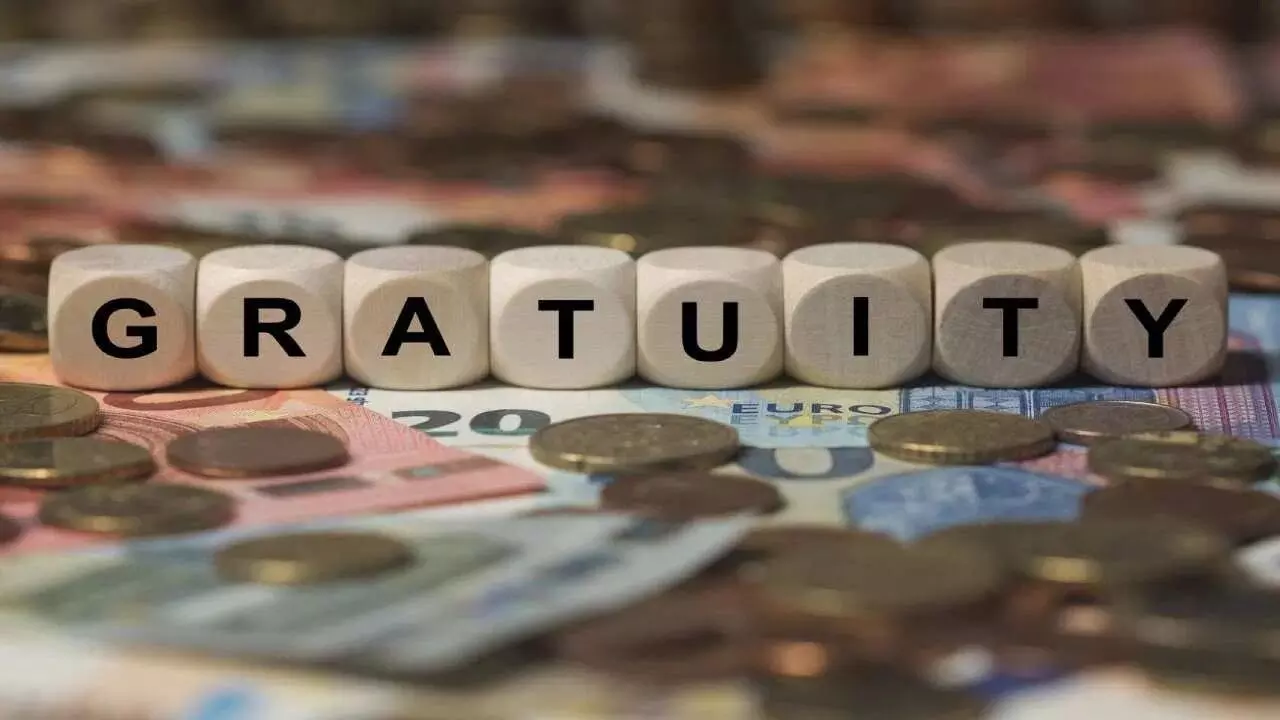 Gratuity : గ్రాట్యుటీ రూల్స్ ఏంటి ? ఎన్నేళ్లు సర్వీస్ చేస్తే ఎంత డబ్బులు వస్తాయి ? Gratuity : గ్రాట్యుటీ రూల్స్ ఏంటి ? ఎన్నేళ్లు సర్వీస్ చేస్తే ఎంత డబ్బులు వస్తాయి ?