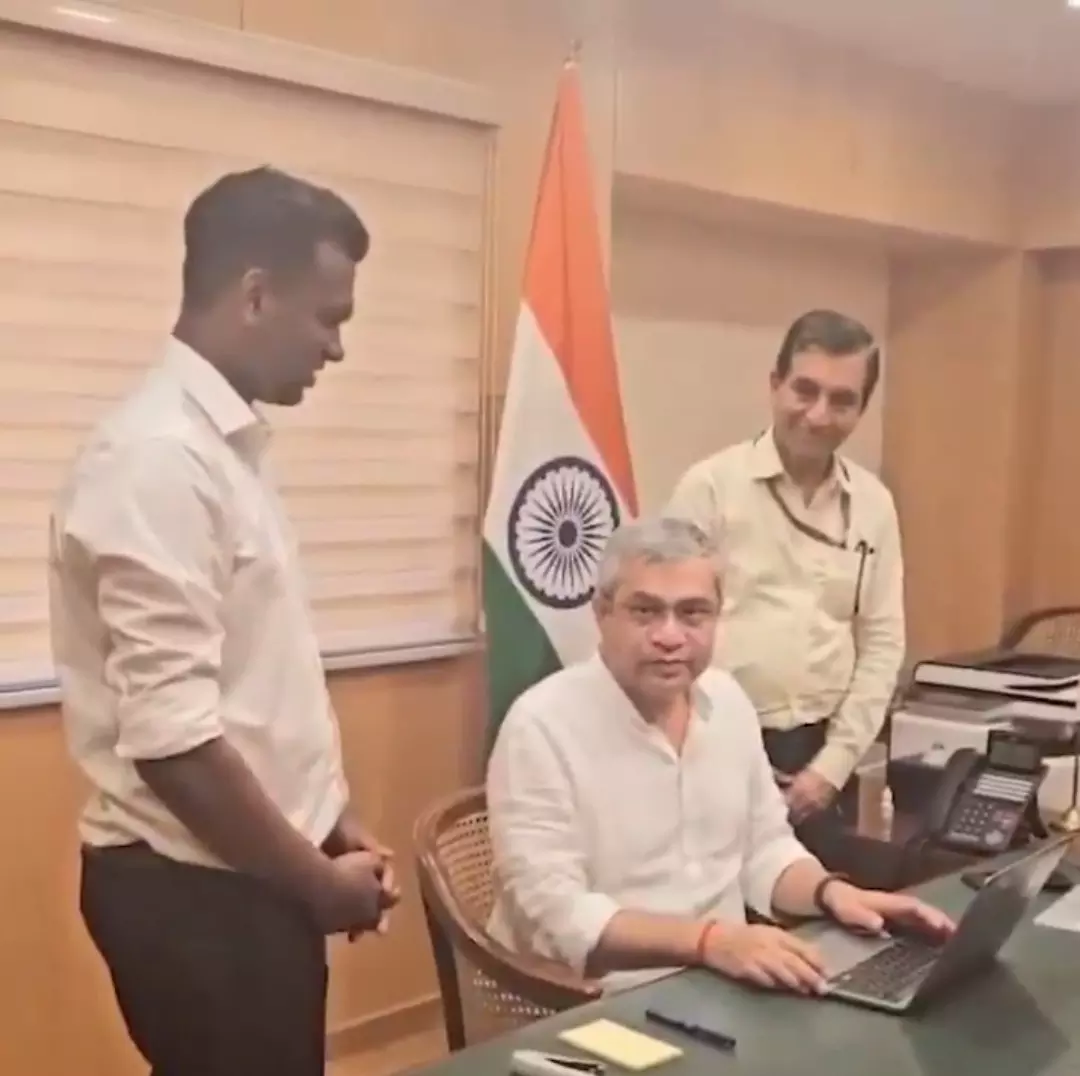 Union Minister Ashwini Vaishnaw: మోదీ ‘స్వదేశీ’ నినాదం ప్రభావం.. జోహో సేవలు ఎంచుకున్న కేంద్ర మంత్రి Union Minister Ashwini Vaishnaw: మోదీ ‘స్వదేశీ’ నినాదం ప్రభావం.. జోహో సేవలు ఎంచుకున్న కేంద్ర మంత్రి