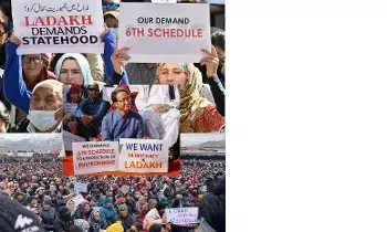 Ladakh: లడక్లో రాష్ట్ర హోదా కోసం యువత ఆందోళన.. సోనమ్ వాంగ్చుక్కు మద్దతుగా లేహ్లో నిరసనలు Ladakh: లడక్లో రాష్ట్ర హోదా కోసం యువత ఆందోళన.. సోనమ్ వాంగ్చుక్కు మద్దతుగా లేహ్లో నిరసనలు