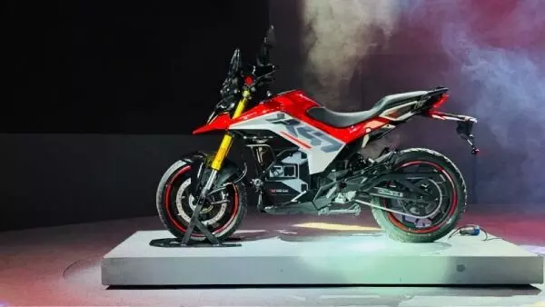 Ultraviolette X-47 Crossover: బైక్ కాదు.. ఇది ఫైటర్ జెట్.. 24 గంటల్లో 3000 బుకింగ్స్.. ఎందుకింత క్రేజ్? Ultraviolette X-47 Crossover: బైక్ కాదు.. ఇది ఫైటర్ జెట్.. 24 గంటల్లో 3000 బుకింగ్స్.. ఎందుకింత క్రేజ్?