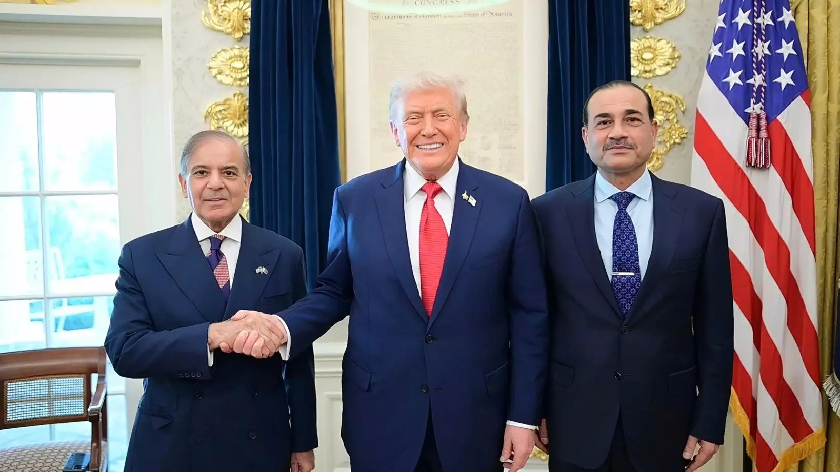 Pakistan PM Meets Trump: ట్రంప్ను కలిసిన పాక్ ప్రధాని.. మీడియాకు అనుమతి లేకుండానే భేటీ! Pakistan PM Meets Trump: ట్రంప్ను కలిసిన పాక్ ప్రధాని.. మీడియాకు అనుమతి లేకుండానే భేటీ!
