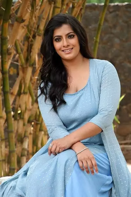 Actress Varalakshmi Sarathkumar: దర్శకనిర్మాతగా మారిన నటి.. తొలి చిత్రం ప్రకటన.. Actress Varalakshmi Sarathkumar: దర్శకనిర్మాతగా మారిన నటి.. తొలి చిత్రం ప్రకటన..