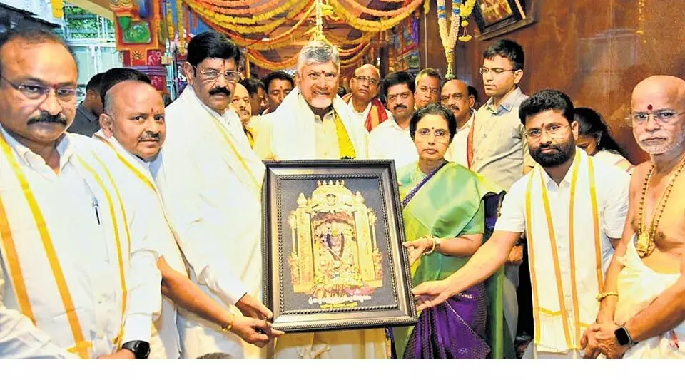 AP CM Chandrababu: మూలానక్షత్రం వేళ ఇంద్రకీలాద్రి భక్తజన సంద్రం: సీఎం చంద్రబాబు దంపతుల దుర్గమ్మ సేవ! AP CM Chandrababu: మూలానక్షత్రం వేళ ఇంద్రకీలాద్రి భక్తజన సంద్రం: సీఎం చంద్రబాబు దంపతుల దుర్గమ్మ సేవ!