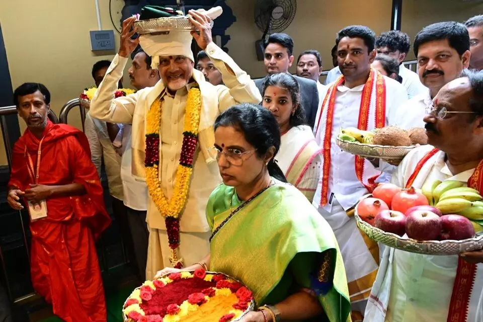 AP CM Chandrababu: మూలానక్షత్రం వేళ ఇంద్రకీలాద్రి భక్తజన సంద్రం: సీఎం చంద్రబాబు దంపతుల దుర్గమ్మ సేవ! AP CM Chandrababu: మూలానక్షత్రం వేళ ఇంద్రకీలాద్రి భక్తజన సంద్రం: సీఎం చంద్రబాబు దంపతుల దుర్గమ్మ సేవ!