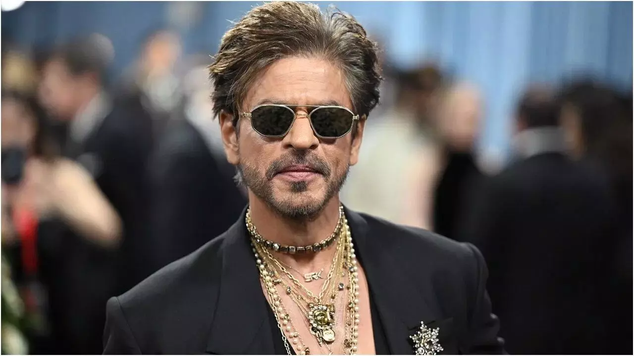Shah Rukh Khan : బాలీవుడ్ బాద్షా ఖాతాలో రూ. 12,490 కోట్లు.. హురూన్ రిచ్ లిస్ట్లో చేరిన షారుఖ్ ఖాన్ Shah Rukh Khan : బాలీవుడ్ బాద్షా ఖాతాలో రూ. 12,490 కోట్లు.. హురూన్ రిచ్ లిస్ట్లో చేరిన షారుఖ్ ఖాన్