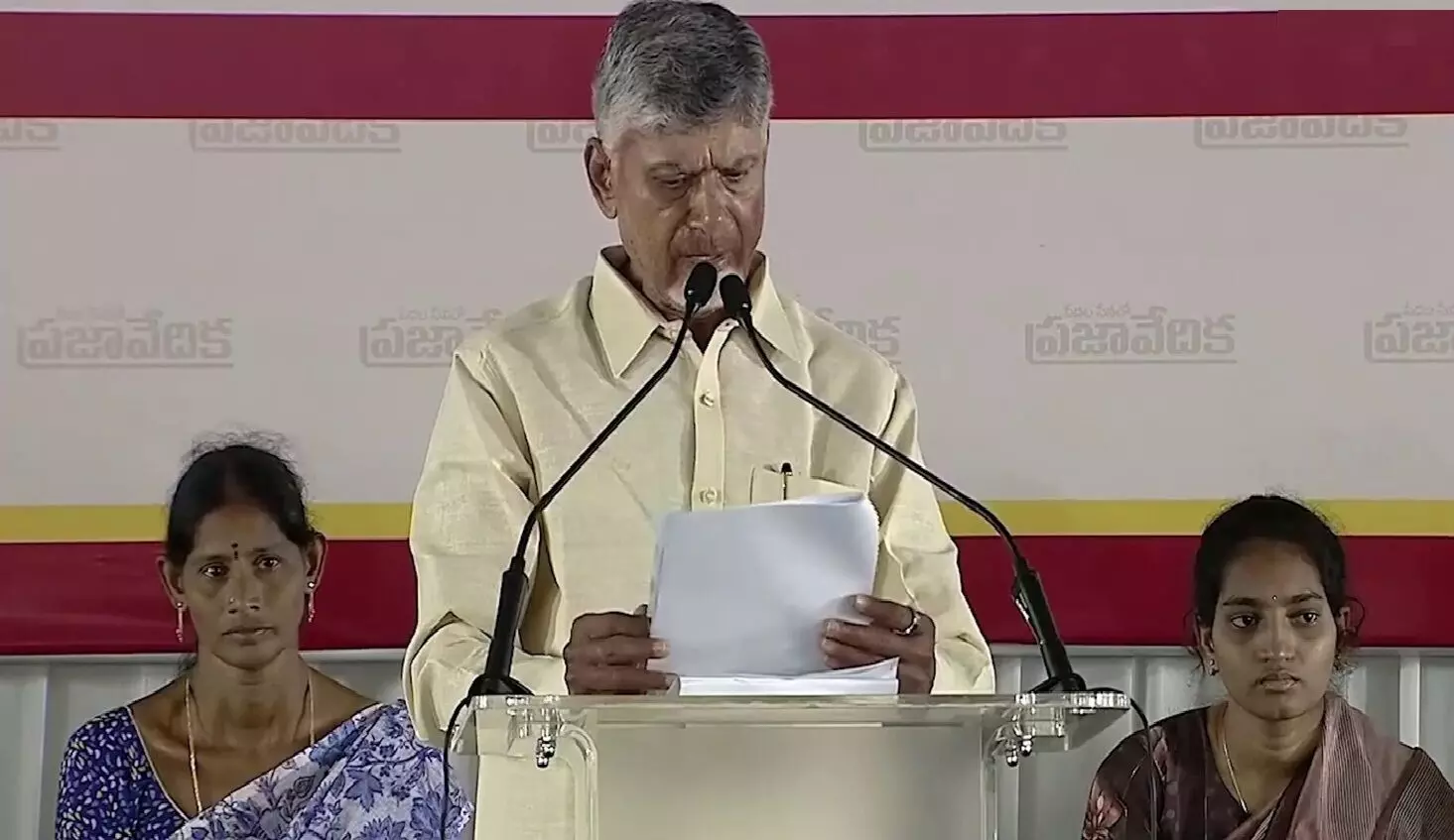 CM Chandrababu: దీపావళికి 3 లక్షల గృహప్రవేశాలు.. దత్తి ప్రజావేదికలో సీఎం ప్రకటన.. పేదలకు ఇళ్లు సిద్ధం చేస్తున్నాం: సీఎం చంద్రబాబు CM Chandrababu: దీపావళికి 3 లక్షల గృహప్రవేశాలు.. దత్తి ప్రజావేదికలో సీఎం ప్రకటన.. పేదలకు ఇళ్లు సిద్ధం చేస్తున్నాం: సీఎం చంద్రబాబు