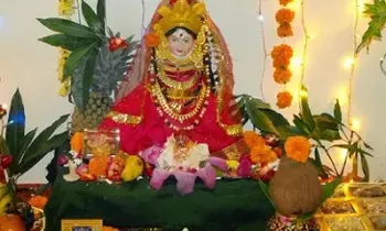 Worshipping Goddess Lakshmi: లక్ష్మీదేవికి తామరపువ్వుతో పూజ చేస్తే..