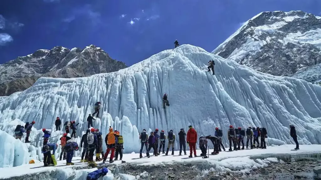 Mount Everest-Tibet: ఎవరెస్ట్ పై అసాధారణ మంచు తుపానులో చిక్కుకున్న 1000 మంది పర్వతారోహకులు Mount Everest-Tibet: ఎవరెస్ట్ పై అసాధారణ మంచు తుపానులో చిక్కుకున్న 1000 మంది పర్వతారోహకులు