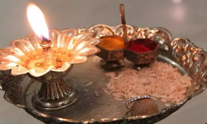 Aarti Be Offered to God: దేవుడికి ఎన్నిసార్లు హారతి ఇవ్వాలి? Aarti Be Offered to God: దేవుడికి ఎన్నిసార్లు హారతి ఇవ్వాలి?