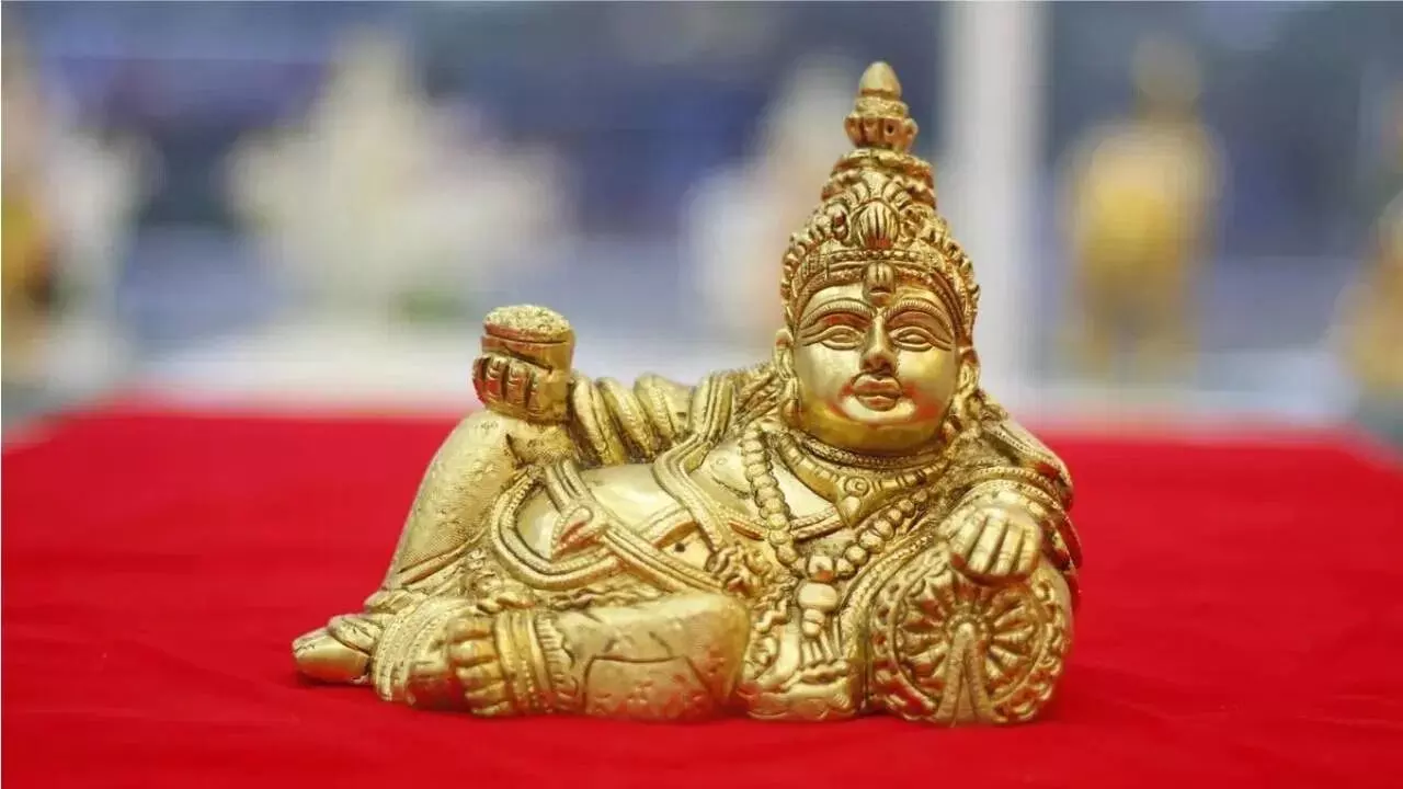 Place Kubera Yantra: కుబేరుడి యంత్రం ఇంట్లో ఈ దిక్కున పెడితేనే అదృష్టం, డబ్బు మీ సొంతం.. Place Kubera Yantra: కుబేరుడి యంత్రం ఇంట్లో ఈ దిక్కున పెడితేనే అదృష్టం, డబ్బు మీ సొంతం..