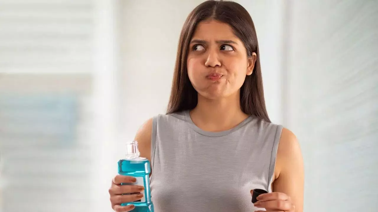 Use Mouthwash Daily: రోజూ మౌత్ వాష్ వాడితే ఏమవుతుందో తెలుసా? Use Mouthwash Daily: రోజూ మౌత్ వాష్ వాడితే ఏమవుతుందో తెలుసా?