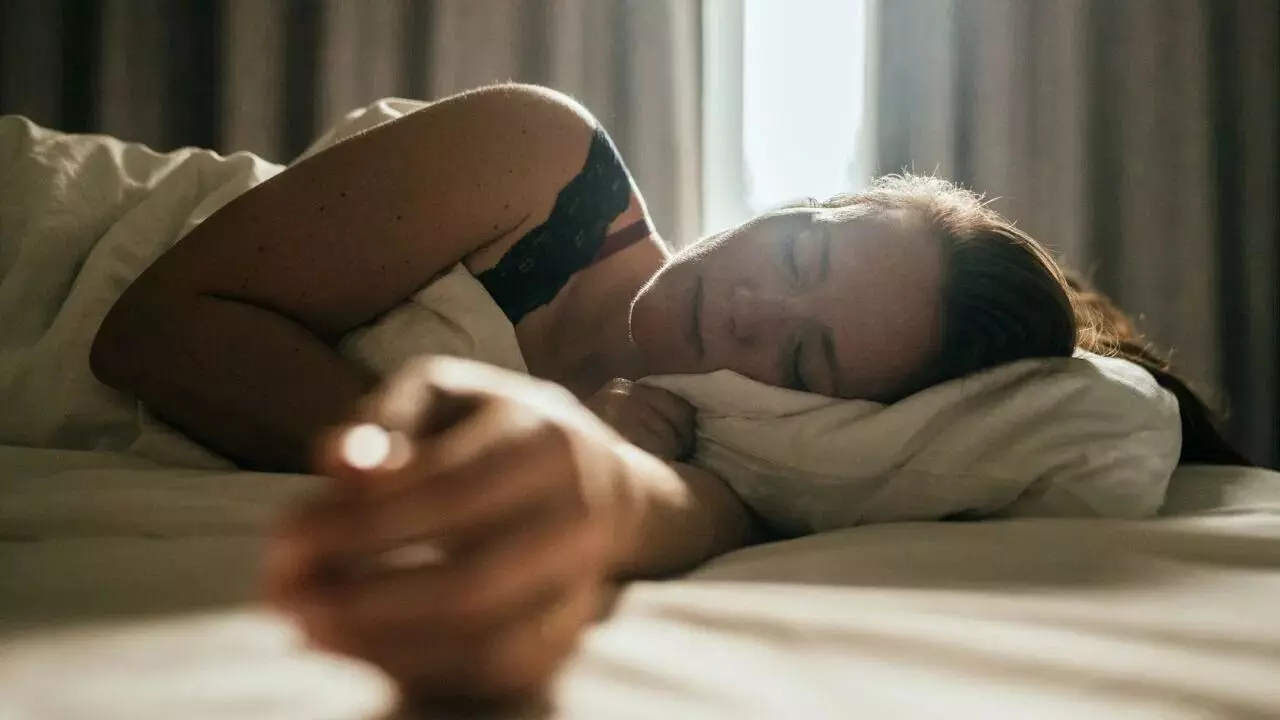 Sleep Less Than 7 Hours: 7 గంటల కంటే తక్కువ నిద్రపోతే శరీరంలో వచ్చే డేంజర్ మార్పులు ఇవే.. Sleep Less Than 7 Hours: 7 గంటల కంటే తక్కువ నిద్రపోతే శరీరంలో వచ్చే డేంజర్ మార్పులు ఇవే..