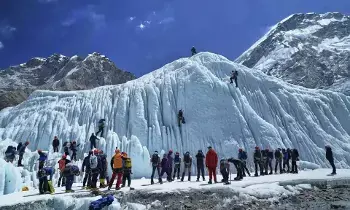 Mount Everest-Tibet: ఎవరెస్ట్ పై అసాధారణ మంచు తుపానులో చిక్కుకున్న 1000 మంది పర్వతారోహకులు Mount Everest-Tibet: ఎవరెస్ట్ పై అసాధారణ మంచు తుపానులో చిక్కుకున్న 1000 మంది పర్వతారోహకులు