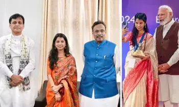 Bihar Elections: బిహార్ ఎన్నికలు: టికెట్ ఇస్తే పోటీ చేస్తా.. మోదీ ప్రశంసలు అందుకున్న గాయని మైథిలి స్పందన Bihar Elections: బిహార్ ఎన్నికలు: టికెట్ ఇస్తే పోటీ చేస్తా.. మోదీ ప్రశంసలు అందుకున్న గాయని మైథిలి స్పందన