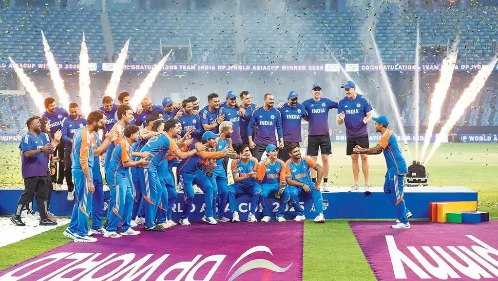 Asia Cup Celebrations: ఆసియా కప్ సంబరాలు: ట్రోఫీ లేకుండానే టీమిండియా ఉత్సవాలు.. ఆ సృజనాత్మక ఆలోచన ఎవరిదంటే.. Asia Cup Celebrations: ఆసియా కప్ సంబరాలు: ట్రోఫీ లేకుండానే టీమిండియా ఉత్సవాలు.. ఆ సృజనాత్మక ఆలోచన ఎవరిదంటే..