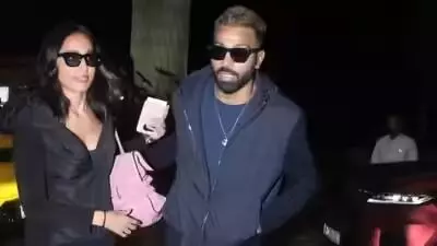 Hardik Pandya Spotted with Girlfriend: ఎయిర్పోర్ట్లో ప్రియురాలితో హార్దిక్ పాండ్యా.. వీడియో వైరల్.. Hardik Pandya Spotted with Girlfriend: ఎయిర్పోర్ట్లో ప్రియురాలితో హార్దిక్ పాండ్యా.. వీడియో వైరల్..