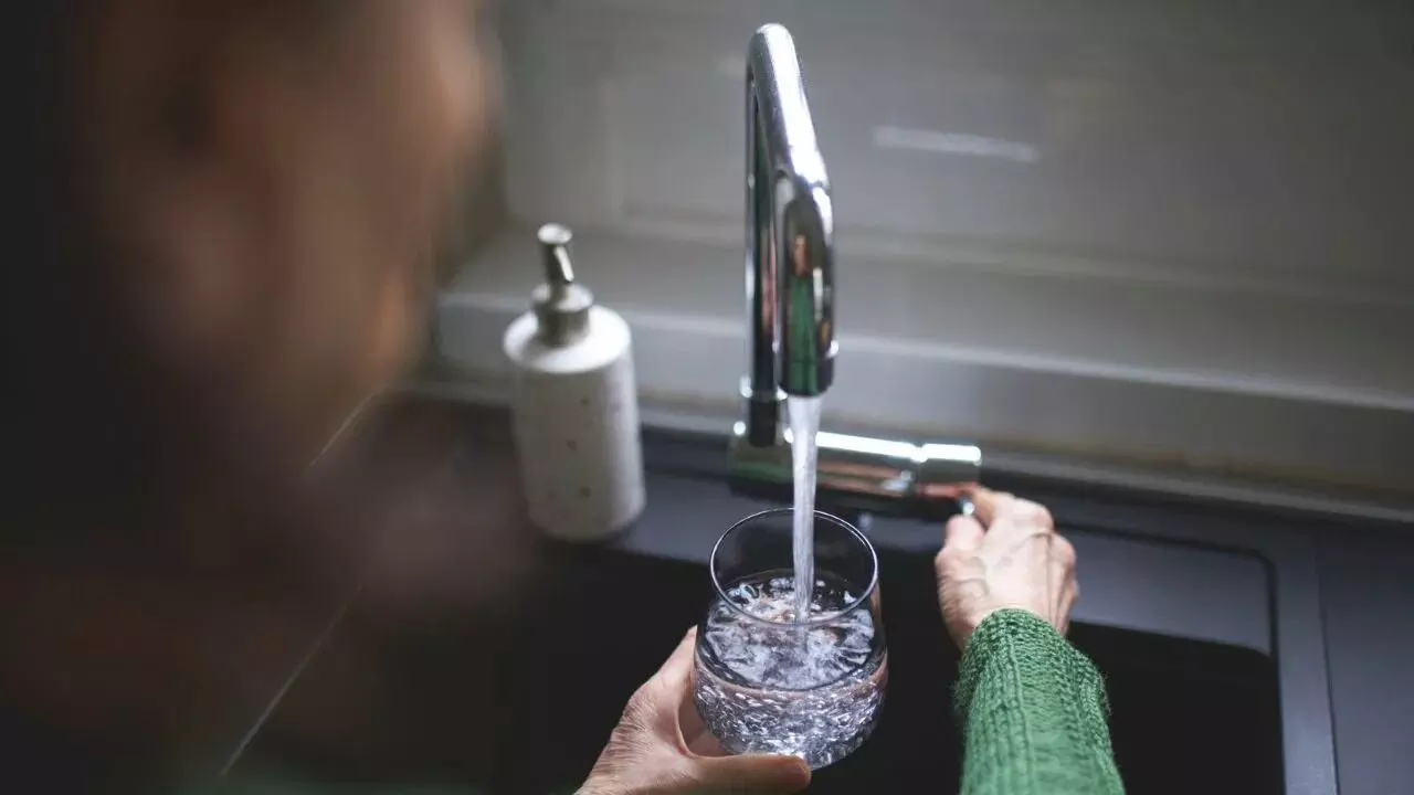 Drinking Too Much Water Risky: ఎక్కువ నీరు తాగినా ప్రమాదమేనా..? రోజుకు ఎన్ని లీటర్లు తాగాలి..? Drinking Too Much Water Risky: ఎక్కువ నీరు తాగినా ప్రమాదమేనా..? రోజుకు ఎన్ని లీటర్లు తాగాలి..?