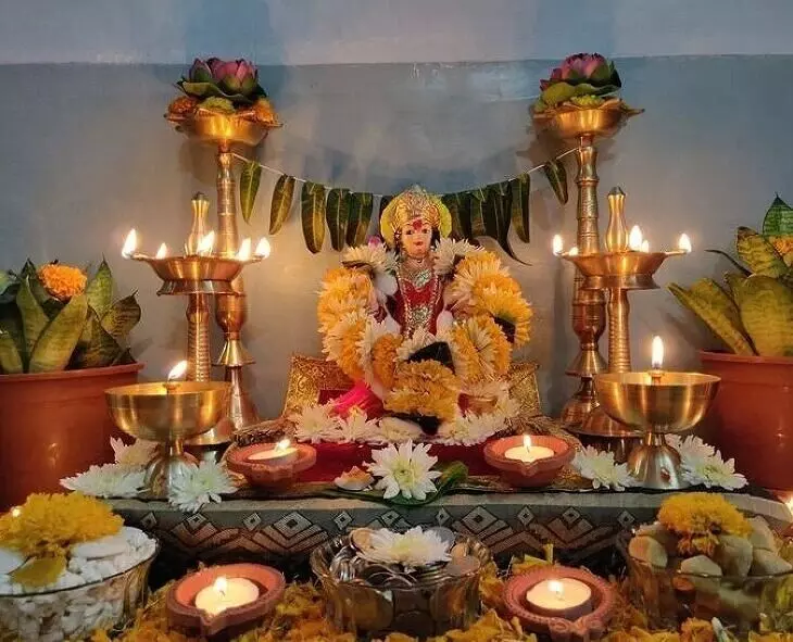 Perform Lakshmi Puja on Diwali Day: దీపావళి రోజున లక్ష్మీ పూజ విధానం ఇలా చేసుకోండి Perform Lakshmi Puja on Diwali Day: దీపావళి రోజున లక్ష్మీ పూజ విధానం ఇలా చేసుకోండి