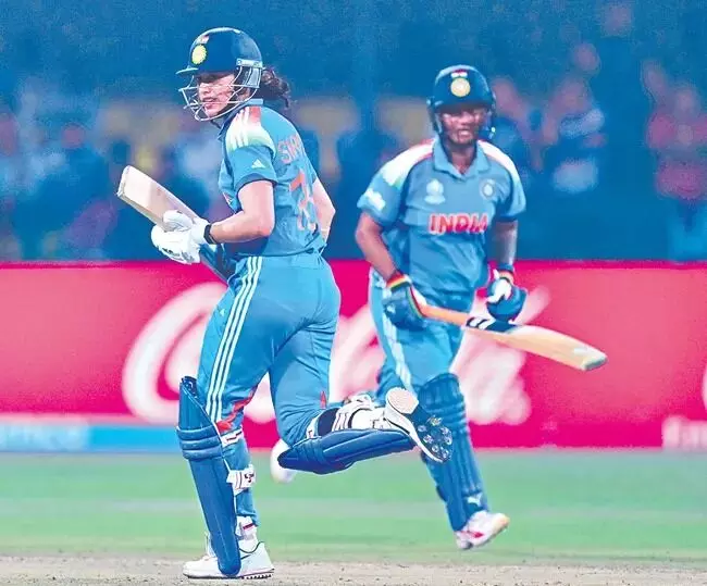 ICC Womens ODI World Cup 2025: ఇంగ్లాండ్పై ఓటమి.. భారత్ సెమీస్ రేసు సంక్లిష్టం ICC Womens ODI World Cup 2025: ఇంగ్లాండ్పై ఓటమి.. భారత్ సెమీస్ రేసు సంక్లిష్టం
